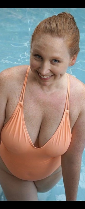 tania-50plus-nurse-desire:Gorgeous ginger showing off some Cleavage in the one piece swimsuit😛
