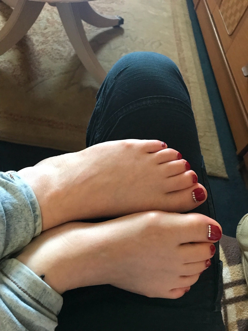 fantasys96:  This made me so hard. My gfs feet