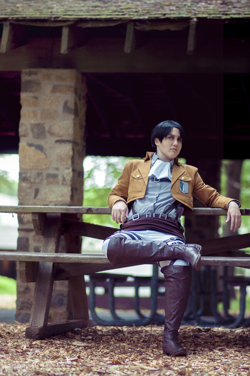 Shingeki no Kyojin“Jerseycon” 2014 Levi | Hanji | Photographer Find more photos on Tumbl