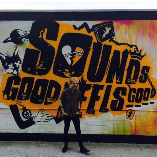 5soshqgallery: the boys with the Sounds Good Feels Good art work! ♡