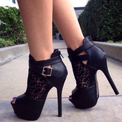 sexyshoesblog:  Sexy heels and shoes! Do