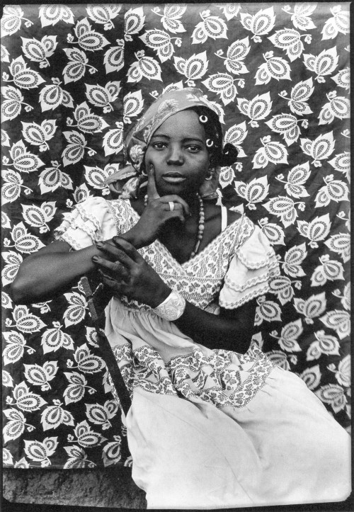 Seydou Keïta ❤❤❤❤West African Photographer  A self-taught  photographer, he opened a studio in 1948 