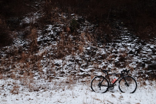 3.26 sunMorning ride.麓の雨は標高を上げるにつれて雪に変わる。今シーズン最後のSnow rideになるだろうか。♫この道の向こうに / 巨勢典子https://youtu.be/0