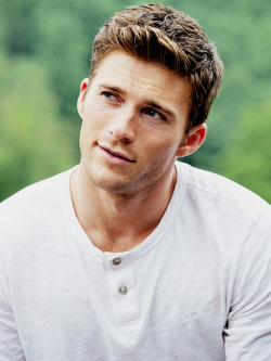 mydixiewrecked4u:  Scott Eastwood….