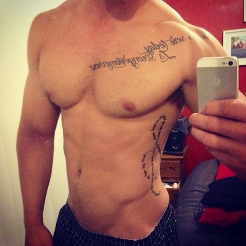 lipstick-on-my-dipstick:  Post workout selfie