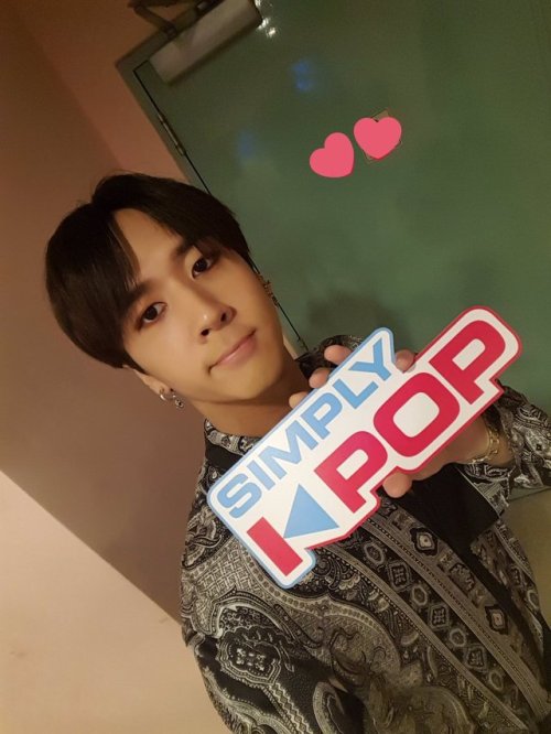 translatedvixx: @_Simplykpop: #빅스LR 섹시한 거 좀 보세요 저는 언어를 잃어버린 한 마리짐승… #라비 #레오 섹시함에 충성충성충성^^777 