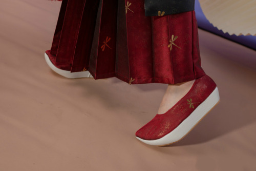 hanfugallery:traditional shoes for chinese hanfu by 步月歌The red shoes are a platform version of Gong 