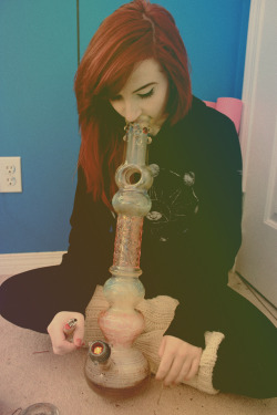 theweedneed:  she rips so beautifully