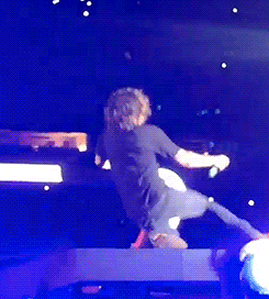 giggleharry:  LOOK AT HIM 