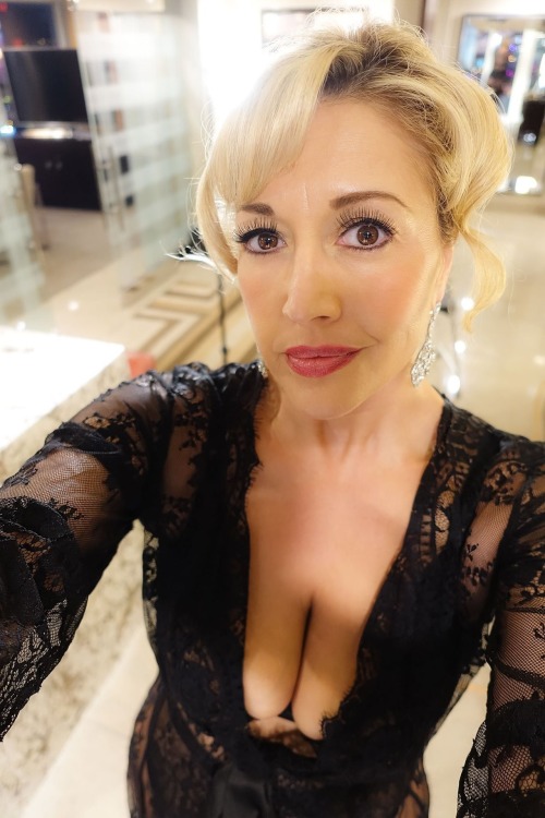 moms-milfs-matures:  Great eyes, great lips, sexy gorgeous breasts with an eyeful of cleavage..  and she’s lonely and ready for you.