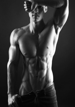 wasabiyoursushi:  Damn ripped body. 