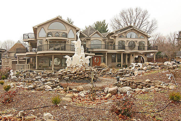piercingsandink:  ryanpanos:  The Ugliest House In America | Via Designers with