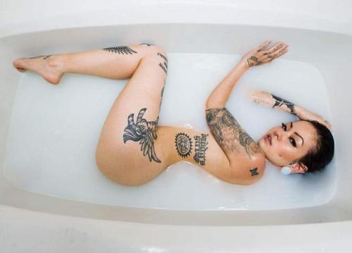 marikosuicide: kitty in a milk bath!