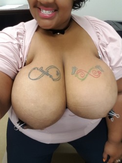 bbwlatina-love:  Clamps and collar, makes kitten very happy
