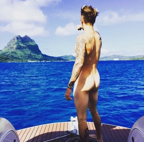 lamhenry:  viethungb:  Justin Bí bờ!!!😎😎😎😎  Love him