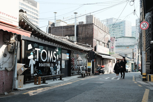 TOMS Roasting Company in the up-and-coming Naeja-dong neighborhood.