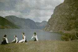 hyperb0rean:  Rural Norway (ca. 1920).  Gustav Heurlin (1862-1939) pioneer of color photography, he started as an amateur, driven by the ambition to become the official photographer of the Swedish court. In the period between 1919 and 1931, the National