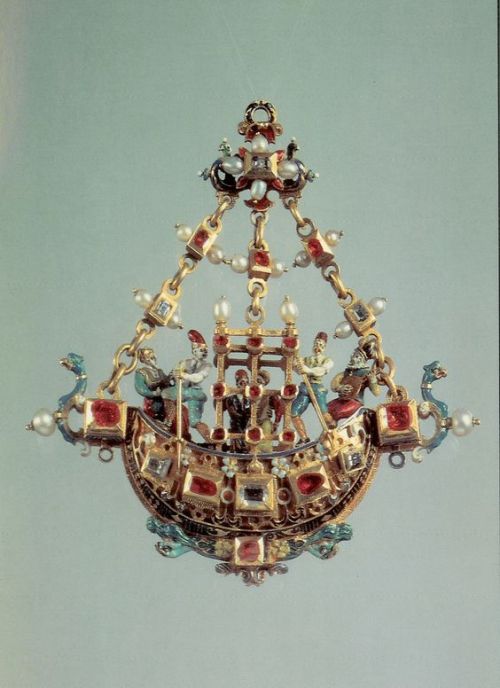 ltwilliammowett:1. Gold earrings from the Greek island of Sifnos, 17th-18th century. 2. Queen Elizab