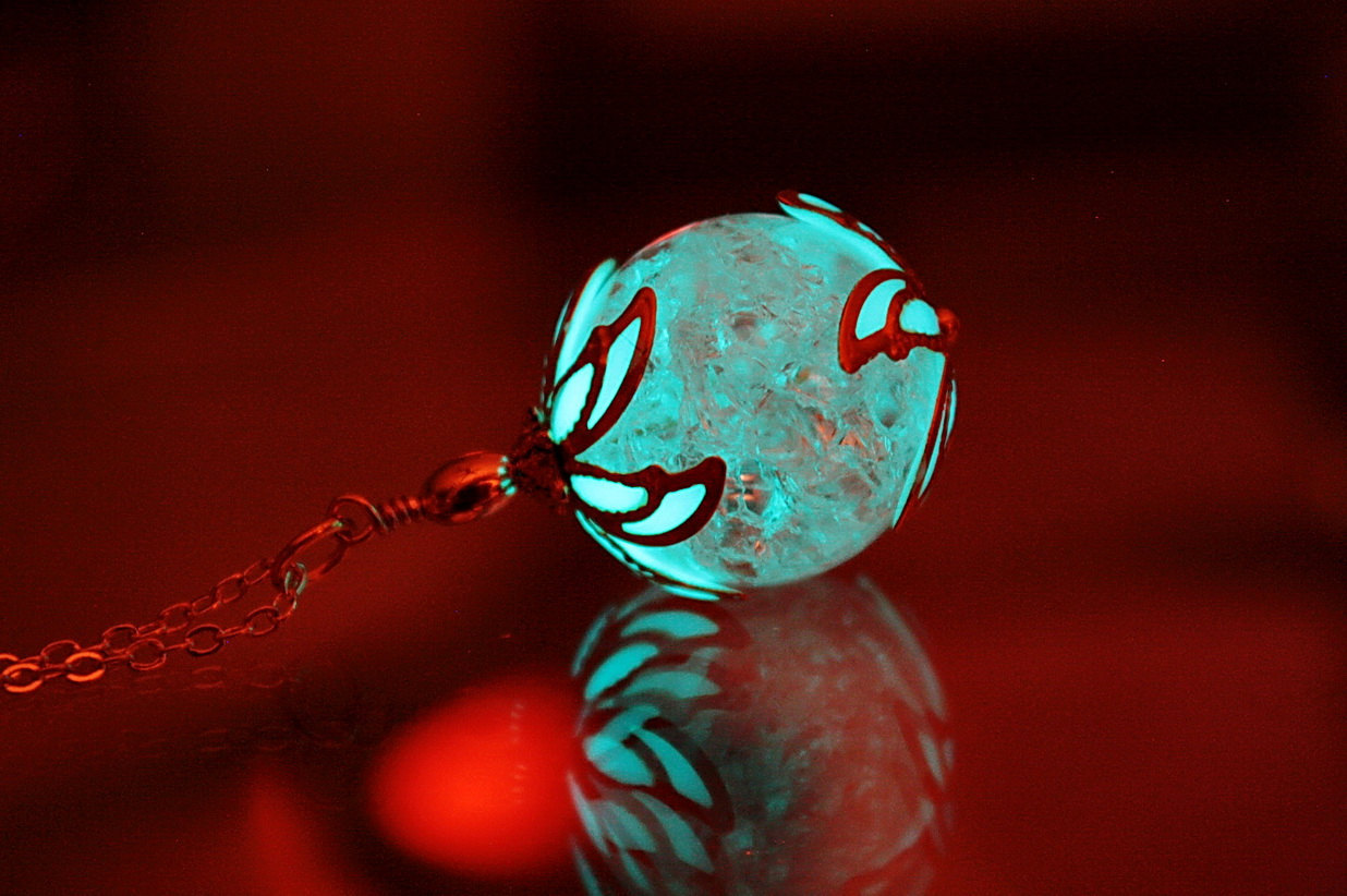 wickedclothes:  Glow In The Dark Cracked Crystal Pendant Necklace This tiny crystal