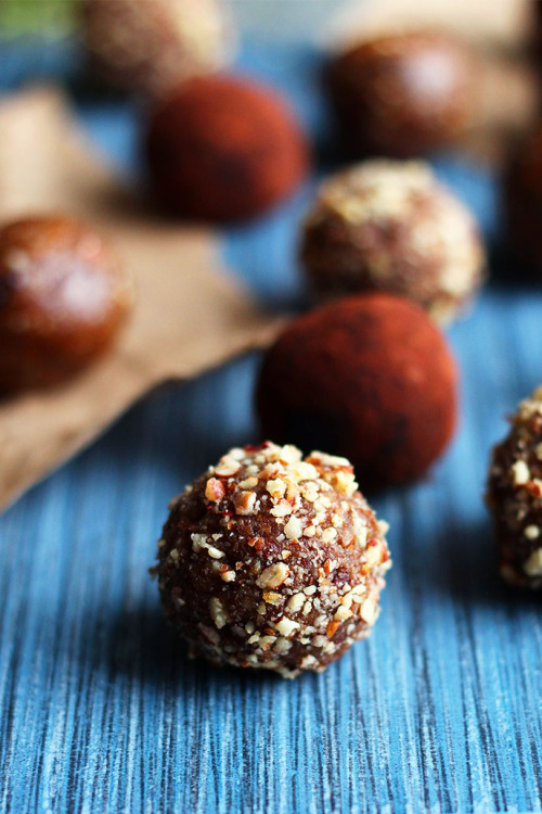 garden-of-vegan: Holiday Date “Truffles” in 3 Flavours:  Gingerbread Crunch, Pecan Pie, & Dark C