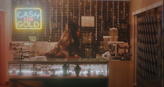 prettyvixenavenue:Visuals of Summer Walker’s new music video “Come Thru” featuring Usher. Directed by Lacey Duke