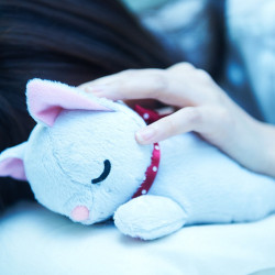 pastel-cutie:  Nemuriale Sleep Aid “There are probably times in your life when you just need to take a few moments to calm down or have a good sleep, but you’re just too stressed to be able to do either of those things! The Nemuriale sleep aid device