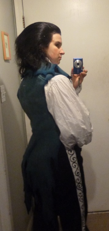 I’m not sure if blue is a good colour on me.I started this waistcoat a while ago and I don’t know ho