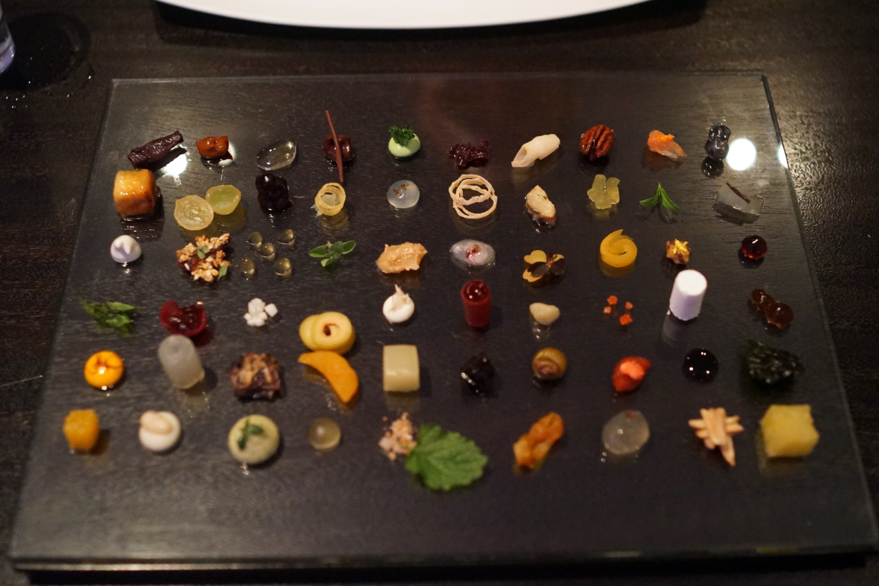 kathrynyu:  Highlights of dinner at Alinea: 1. Raw scallops on a bed of seaweed