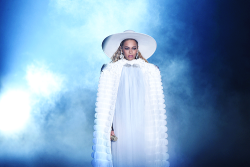 fascinio:  mcavoys:    Beyoncé performs