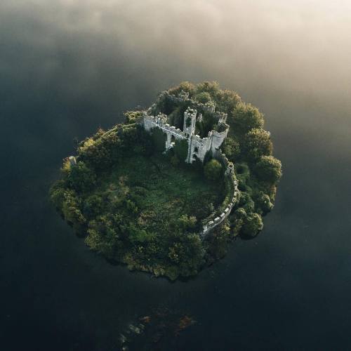 viralthings:Castle on an island, Ireland