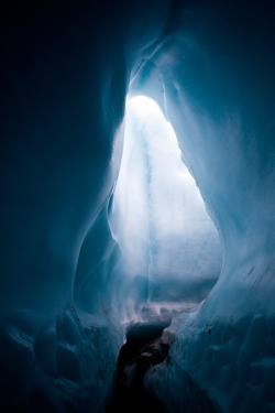 vurtual:  Blue ice cave (by Putt Sakdhnagool) 
