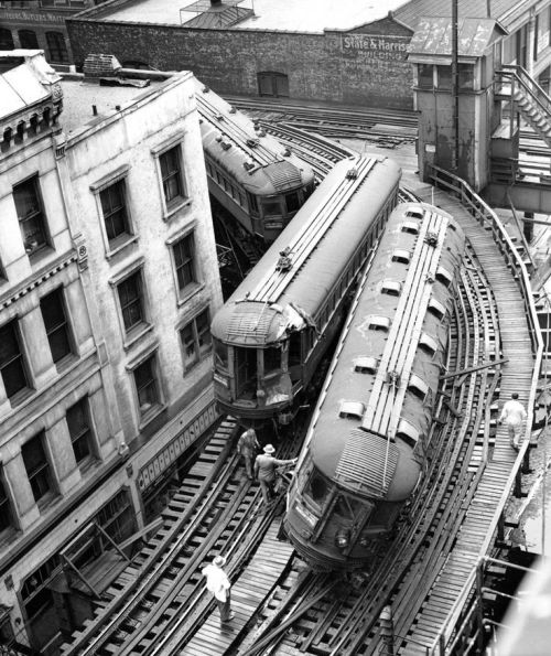 doyoulikevintage:  Chicago North Shore Line rail accident between Harrison Street and Wabash Avenue on May 24, 1953