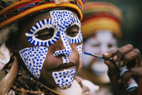 unrar: A tribeswoman applies her makeup in preparation for the annual sing-sing in Garoka, Papua New