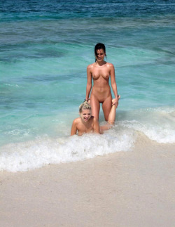 nudebeach-photos:  Meet nudist