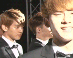 exothy:  Baek gettin D.O’s attention while Chen was talking/flerting to the camera ♥ 