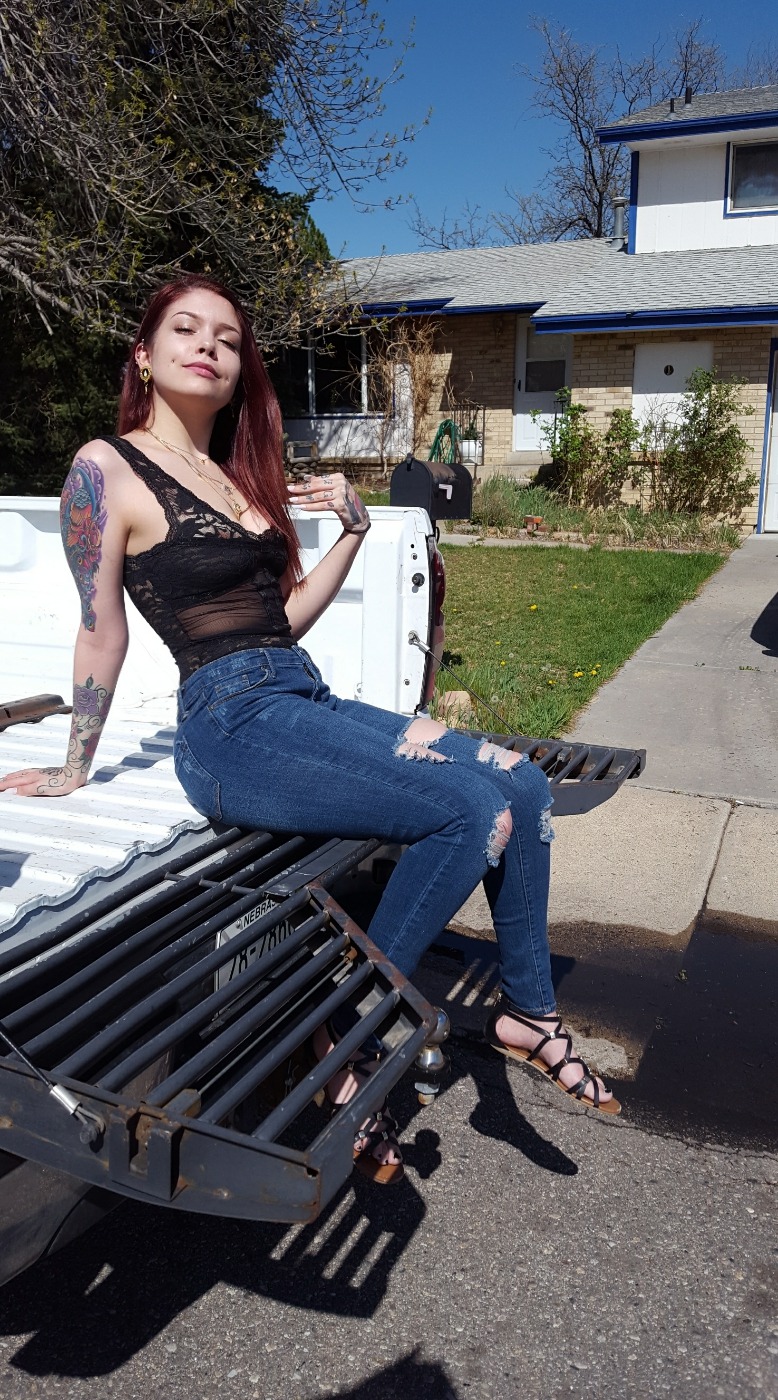 aquariussera:  tgif  Too damn fine 💯🌹🌹🌹🌹