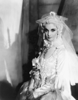 wehadfacesthen:  Vivien Leigh in The Mask