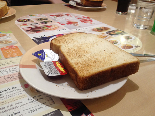 kokorojapanreisen:Dieses dicke, geröstete Toast mit Margarine und Erdbeermarmelade steht im Fr&