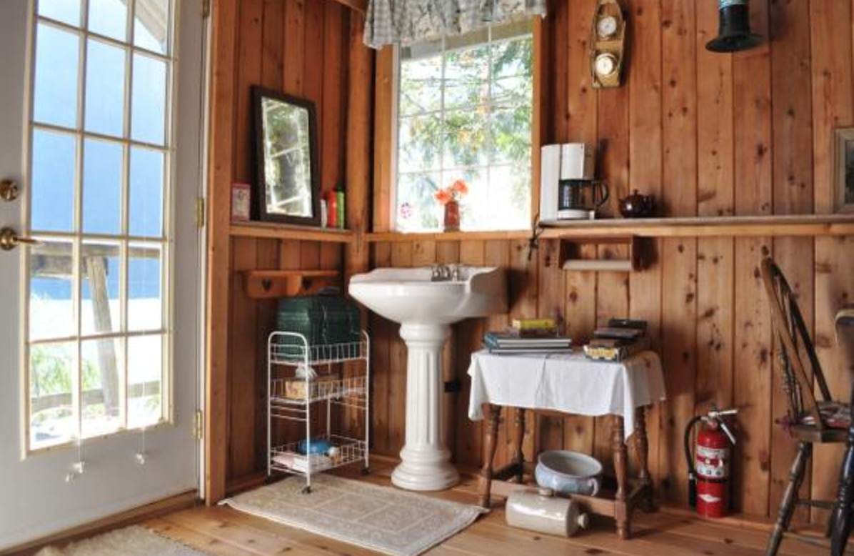 househunting:  $397,000/treehouse cabinPitt Lake, BC  BROSTON THIS IS A DREAM