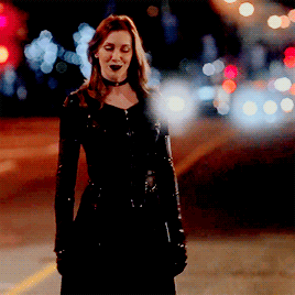blacxsiren:Katie Cassidy as Black Siren in The Flash Sneak Peek [x]