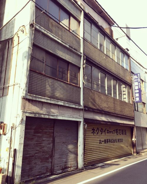 a2cg: #丸一商事 はネクタイなどを扱う企業のようです。建物が哀愁があります。 #東京都 #千代田区 #神田須田町 #建築 #建物 #建物探訪 #レトロ #レトロ建築 #ノスタルジー #昭和 #t