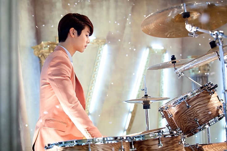 cnholic622:  [CNBLUE ‘Can’t Stop’ M / V shooting story 2] cr: http://m.melon.com/cds/musicstory/mobile2/musicstory_view.htm?CAT_ID=13&amp;STORY_ID=1569