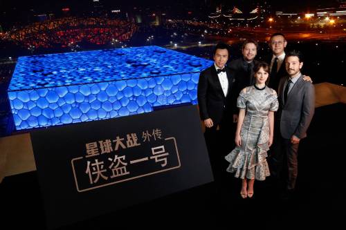 Let’s start with some photos of last night’s Rogue One premiere in Beijing! (21/12/16) P