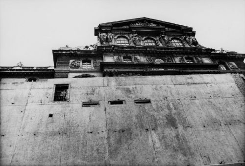 Au pied du Pavillon de l’Horloge (Sully), près de la pyramide du Louvre en construction#sergesaute