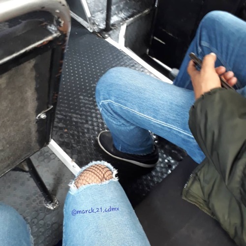 Viajando en el transporte público de la ciudad de México y utilizando pantimedias de r