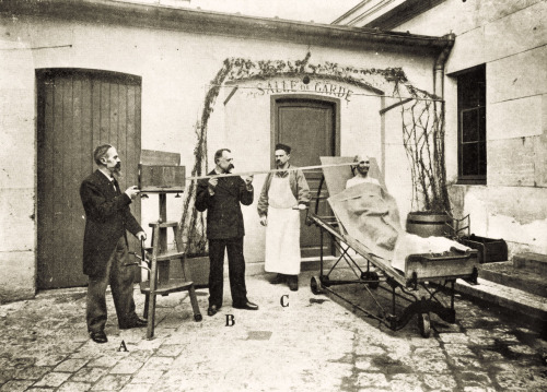 How to photograph a cadaver before an autopsy, Paris, early 20th century