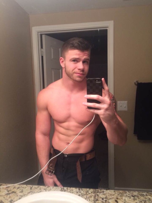 txguy25:  Dude looking good and their bulges looking great waiting to be sucked