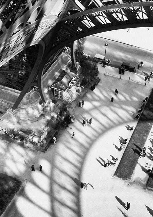 blackpicture:André Kertész Under the Eiffel Tower. Paris (1929)