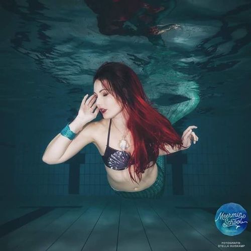 Happy mermaid monday!  @stella_huiskamp  #mermaids #mermaidcrystal #underwatershoot #finfolk #silico