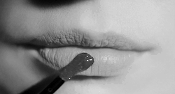 hairstylesbeauty:  The color of lip gloss will match your blog`s background! Awesome work by (source)